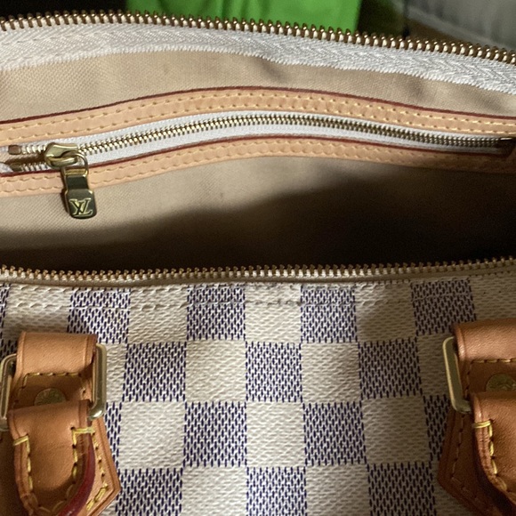 Beautiful Louis Vuitton Speedy 30 Handbag. - Picture 14 of 16